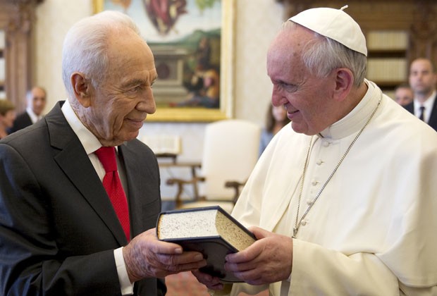 Shimon Peres se encontra com o Papa Francisco no Vaticano nesta terça-feira (30) (Foto: Ettore Ferrari/AFP)