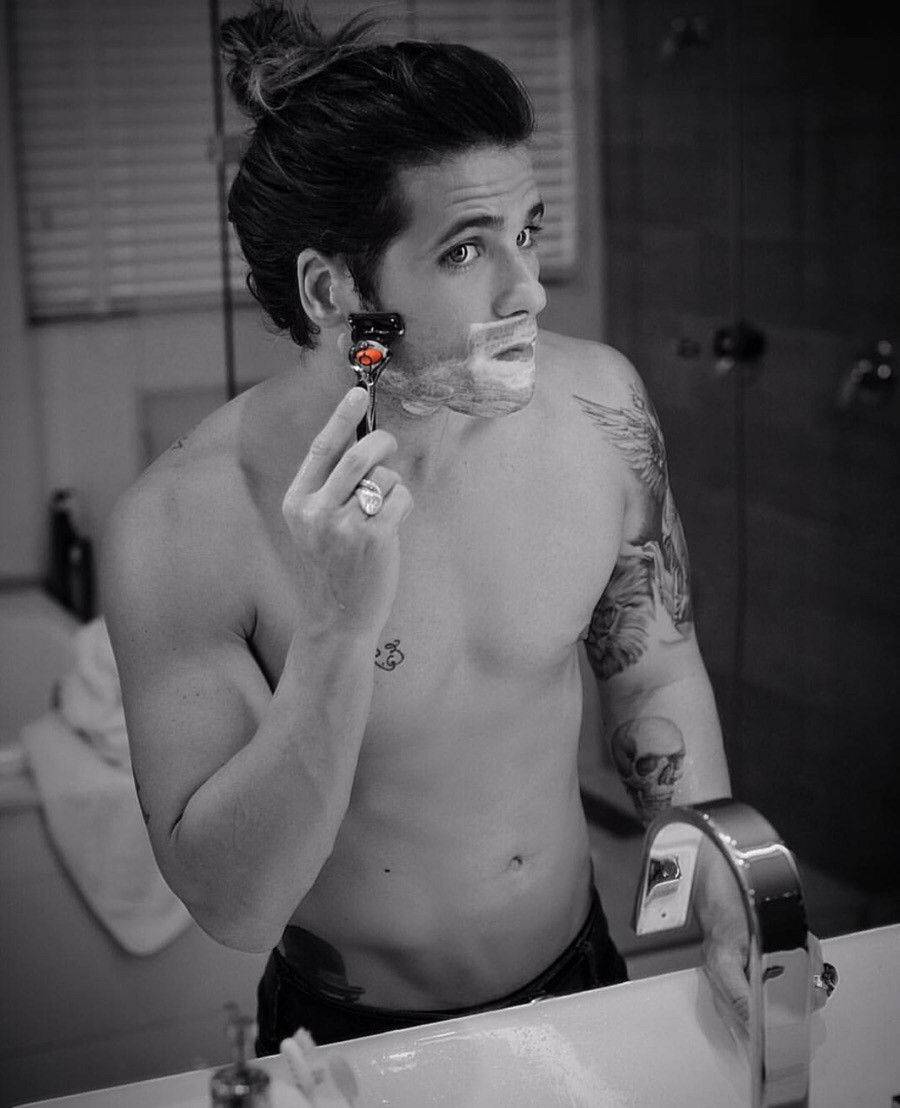 Bruno fazendo a barba antes da festa (Foto: Reprodução/Instagram)