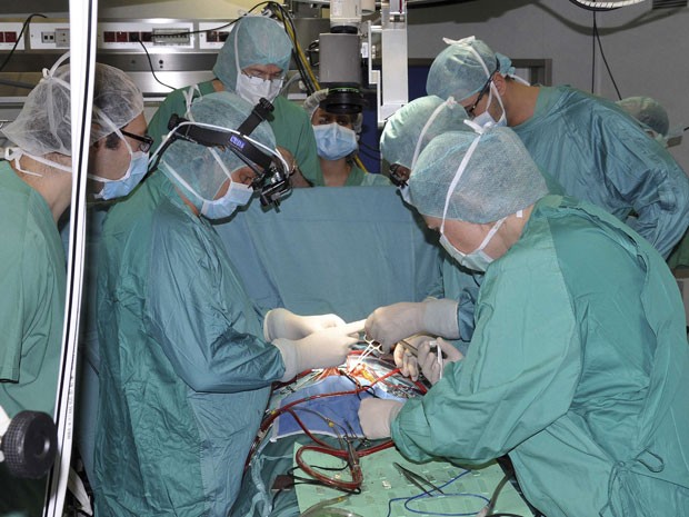 Cirurgia que colocou um coração artificial no peito de uma criança de 1 ano e 4 meses (Foto: Reuters/Press Office Bambino Gesu' Hospital)
