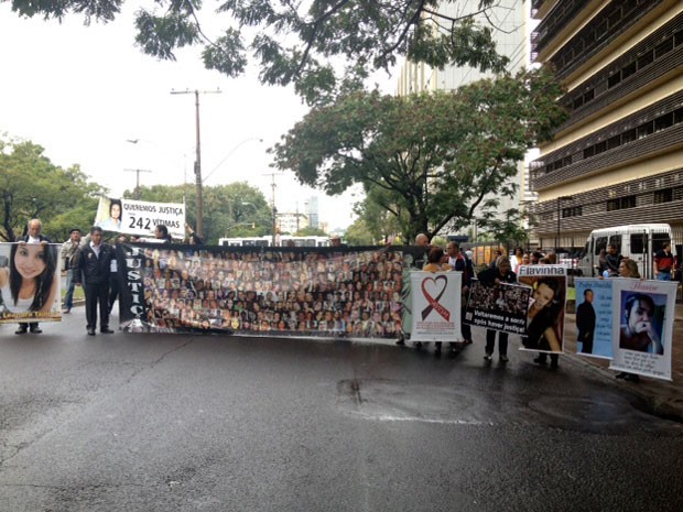 Familiares das vítimas da Kiss trancam a Avenida Borges de Medeiros, na capital (Foto: Fábio Almeida/RBS TV)