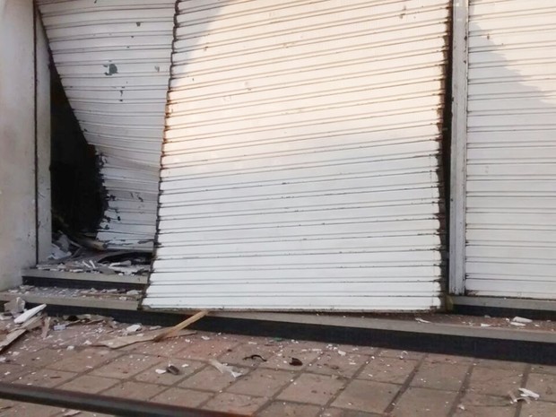 Porta do supermercado foi arrombada pelos criminosos (Foto: PortalBO)
