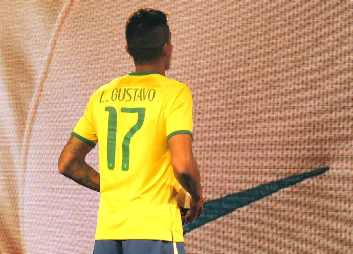 camisa Seleo Brasileira apresentao Luiz Gustavo (Foto: Cintia Barlem)