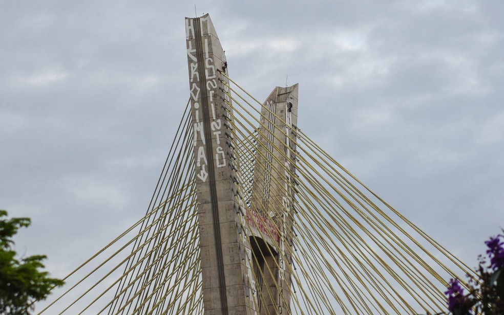 Equipe da Prefeitura de São Paulo dá início à remoção das pichações na Ponte Octavio Frias de Oliveira, mais conhecida como Ponte Estaiada, na Zona Sul da cidade (Foto: Marco Ambrósio/FramePhoto/Estadão Conteúdo)