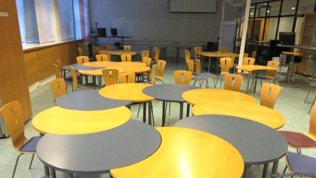 Algumas salas têm mobília especialmente projetada para que os alunos possam ser agrupados ou separados (Foto: Giani Bohm)