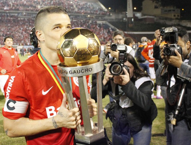 D'Alessandro com a taça do título do Gauchão (Foto: Diego Guichard/GLOBOESPORTE.COM) D'Alessandro com a taça do título do Gauchão (Foto: Diego Guichard/GLOBOESPORTE.COM)