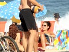 Rodrigo Hilbert joga vôlei na praia e posa com fã