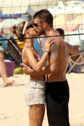 Rodrigo Hilbert e Fernanda Lima namoram na praia (Foto: J.Humberto/Ag.News)