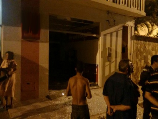 Parte da agência ficou destruída depois da explosão  (Foto: Blogbraga / Repórter Luciano Kastro)
