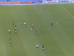 Flamengo Atlético-GO lance duvidoso (Foto: Reprodução SporTV)