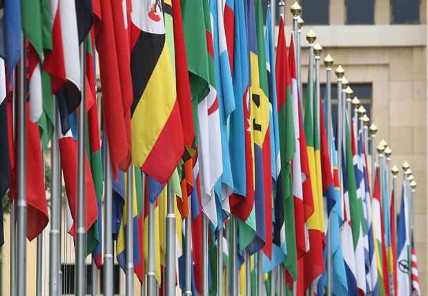Bandeiras na sede da ONU de Genebra (Foto: Johannes Simon/Getty Images)