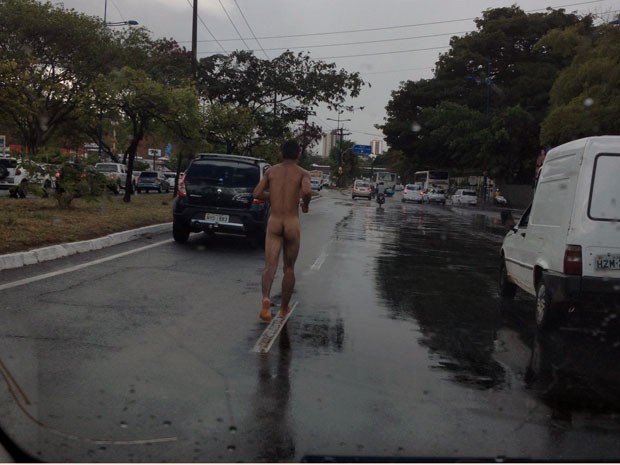 Homem nu corre em Salvador (Foto: Eberti Silva/Arquivo Pessoal)