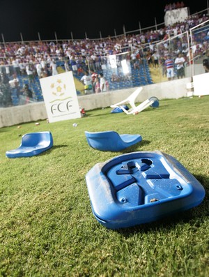Cadeiras quebradas e arremessadas no campo do PV após eliminação do Fortaleza na Série C para o Oeste (Foto: Alex Costa/Agência Diário)