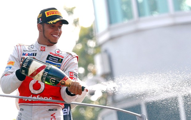 Hamilton no pódio GP da Itália (Foto: Reuters)