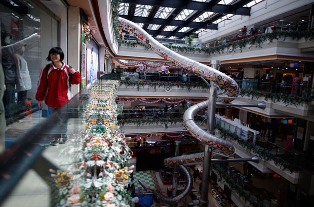  tobogã de 20 metros de altura foi instalado no interior de shopping em XAngai (Foto: Aly Song/Reuters)