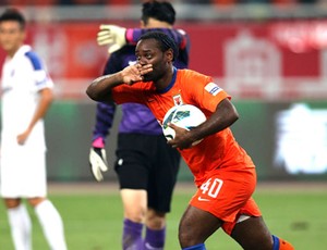 Vagner Love Shandong Luneng (Foto: Divulga??o / Site Oficial)