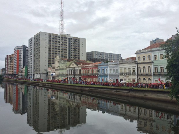 Manifestantes tomam a Rua da Aurora, no Recife (Foto: Thays Estarque / G1)