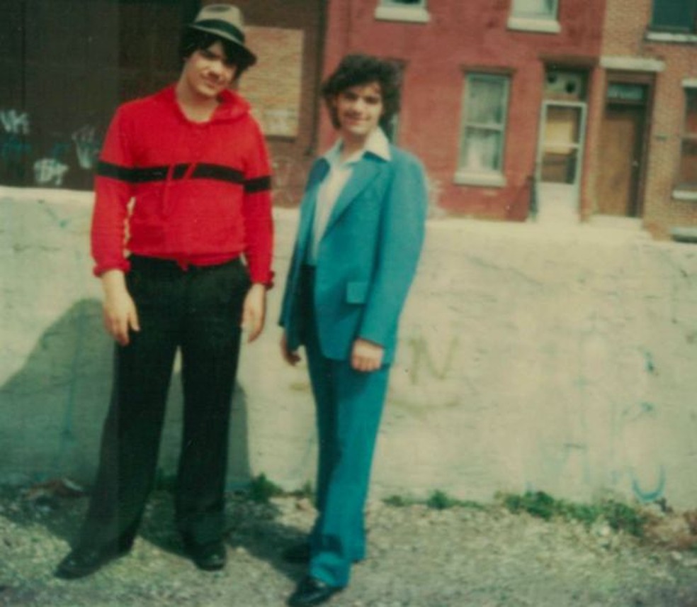 David (&agrave; esq.) e Sammy tiveram a inf&acirc;ncia marcada por viol&ecirc;ncia, alcoolismo e instabilidade familiar (Foto: Rosie Lopez)