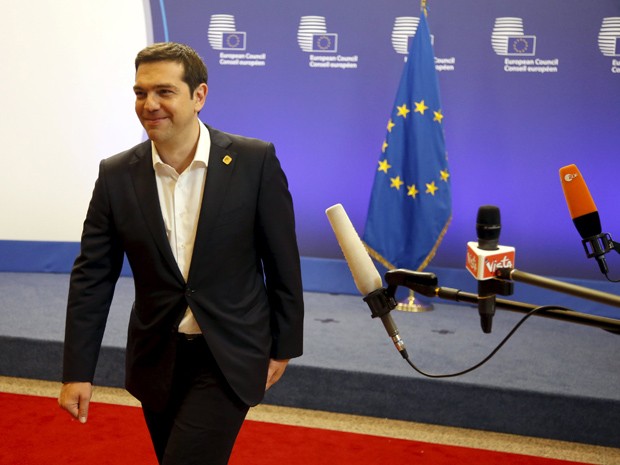 Premiê grego,  Alexis Tsipras, deixa reunião de emergência para tentar solucionar impasse sobre a crise em seu país (Foto: Charles Platiau / Reuters)