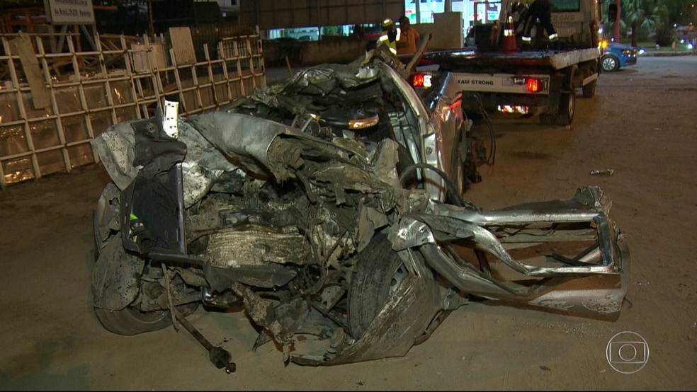 Carro destruído após acidente na Avenida Brasil. (Foto: Reprodução/ TV Globo)