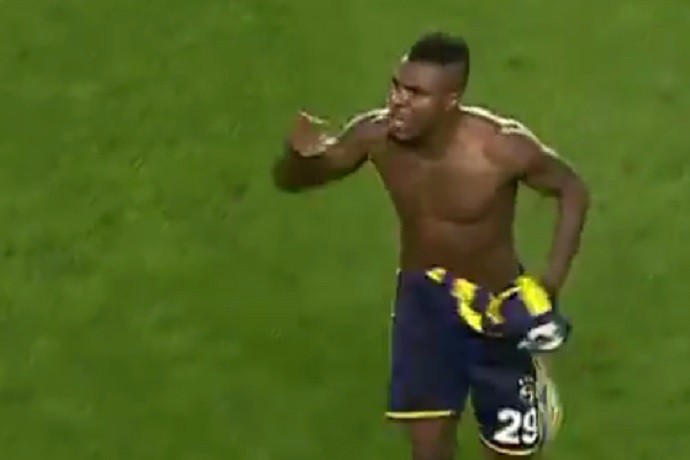 Emenike se irrita e sai de campo no jogo entre Fenerbahçe e Besiktas