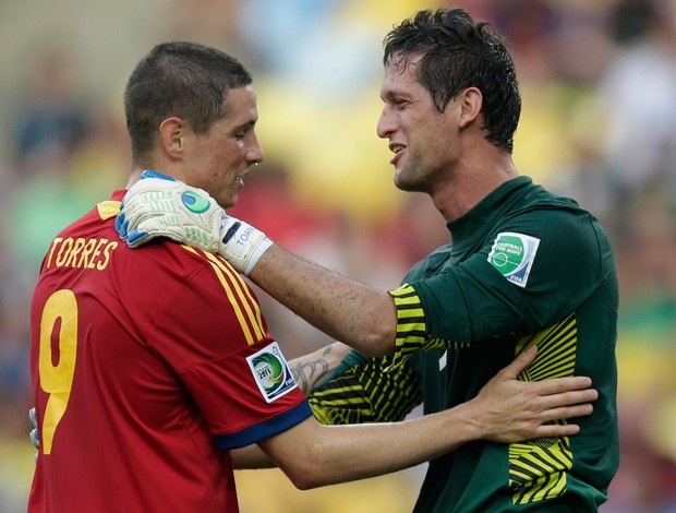 Fernando Torres e Mikael Roche, Espanha x Taiti (Foto: AP)