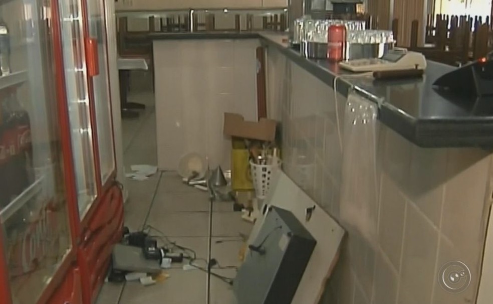 Criminosos deixaram tudo revirado no restaurante em Ourinhos (Foto: Reprodução/ TV TEM )