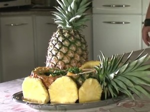 Aprenda a preparar um medalhão isabelense servido dentro de abacaxi (Foto: Reprodução / RPC)