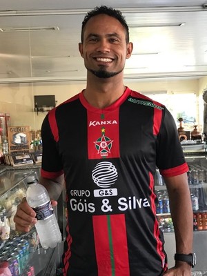 Goleiro Bruno Fernandes já posa com a camisa do Boa Esporte (Foto: Lúcio Adolfo)