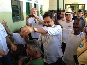 O candidato do PSDB à Presidência dança durante visita a abrigo no Rio de Janeiro (Foto: Henrique Coelho / G1)