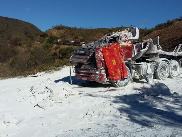 Carreta ficou destruída e motorista morreu no local (Foto: Divulgação/Samu)