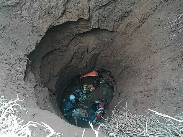 Bombeiros resgatam homem que caiu em fossa de 25 metros em Itupeva (Foto: Jornal de Jundiaí)
