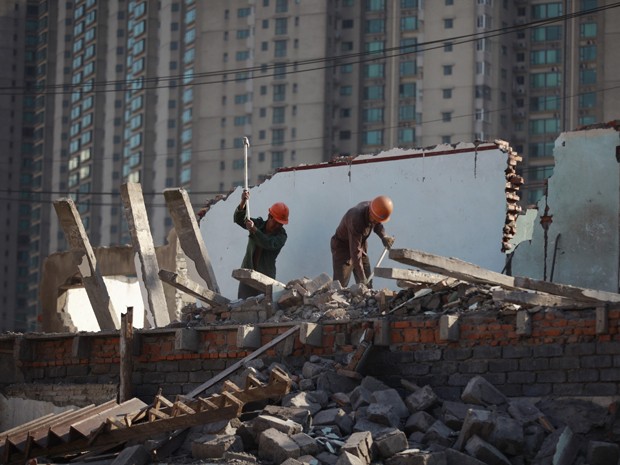 Trabalhadores trabalham em demolição em Xangai, nesta quinta-feira (Foto: Reuters)