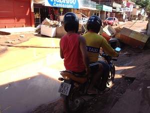 Motoqueiros utilizam as calçadas para trafegar na rua Setentrional, em Macapá (Foto: Abinoan Santiago/G1)