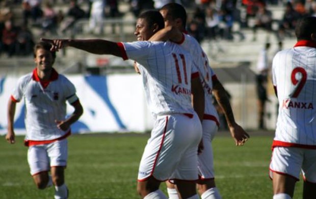 Paraná goleia o Júnior Team com Douglas Tanque em destaque (Foto: Divulgação/Site oficial do Paraná Clube) Paraná goleia o Júnior Team com Douglas Tanque em destaque (Foto: Divulgação/Site oficial do Paraná Clube)