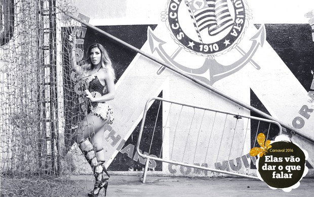 Tati Minerato, rainha da bateria da Gaviões, posa para ensaio de carnaval. (Foto: Iwi Onodera/EGO)