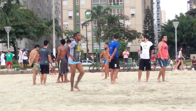 Robinho jogando bola na praia (Foto: Bruno Giufrida) Robinho jogando bola na praia (Foto: Bruno Giufrida)