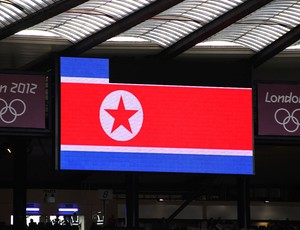bandeira da Coreia do Norte no jogo atrasado contra a Colômbia (Foto: Getty Images)