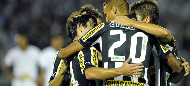 jogadores gol Botafogo (Foto: AGIF)