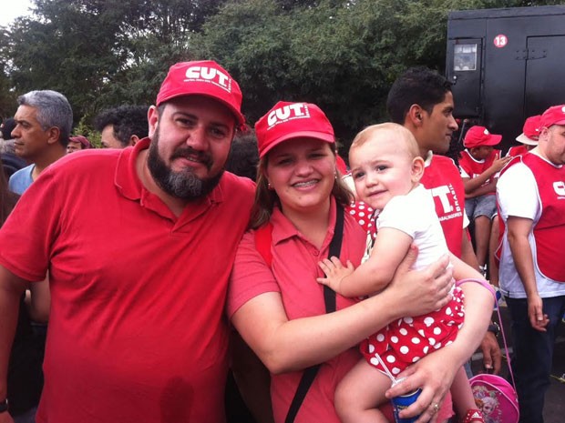 o técnico de informática Evandro Araújo e a mulher, a assistente social Camila Nagarol, levaram a filha Maria Fernanda, de 1 ano e 10 meses, para defender o governo Dilma (Foto: Flavia Mantovani/G1)