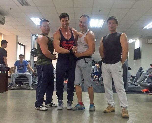 Ex-BBBB Roni Mazon exibindo seus músculos na China: Superman (Foto: Acervo pessoal)