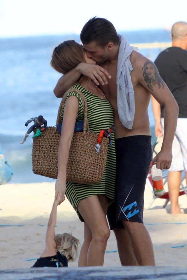 Fernanda Lima, Rodrigo Hilbert e filhos na praia (Foto: J.Humberto/AgNews)