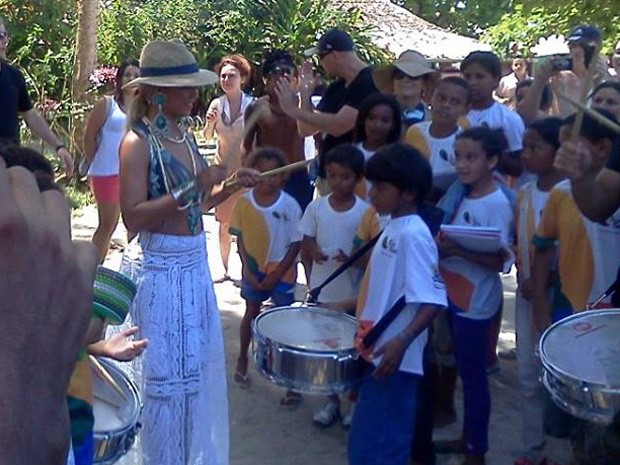 Beyoncé se diverte com crianças em Trancoso (Foto: Janaína Silva / Arquivo Pessoal)