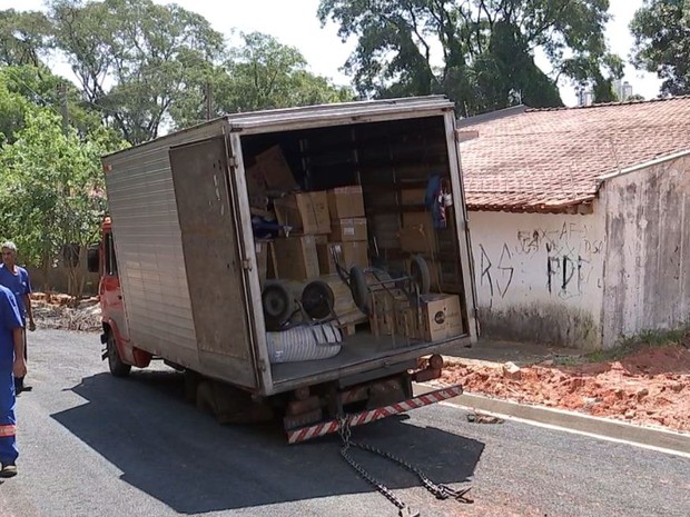 G Caminh O Afunda Em Buraco No Asfalto Em Rua De Bauru Not Cias Em