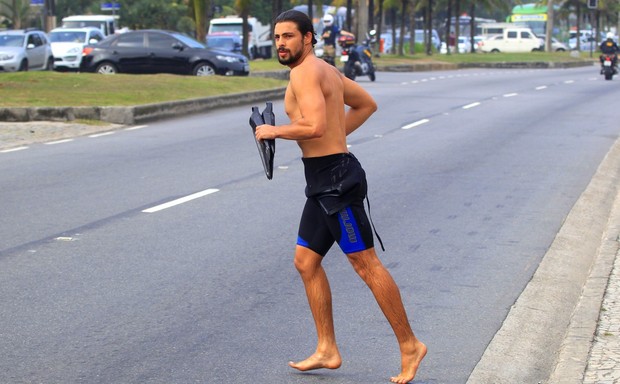 Cauã Reymond surfa na praia da Barra da Tijuca, RJ (Foto: Gabriel Rangel / Agnews)