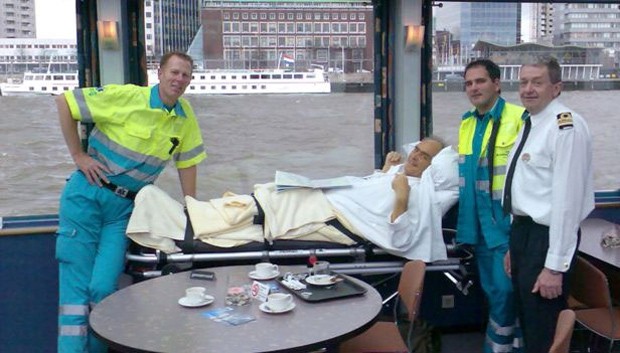 O primeiro desejo atendido: Mario Stefanutto em seu passeio pela baía de Roterdã (Foto:  Stichting Ambulance Wens)