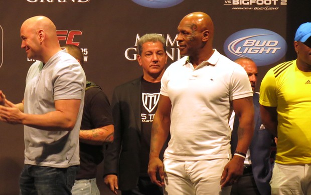 Pesagem Dana White Mike Tyson UFC 160 (Foto: Marcelo Russio)