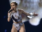 Com look cavado, Miley Cyrus ousa ao se apresentar em prêmio