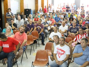 Demitidos da GM de São José durante assembleia na manhã desta sexta-feira (17) (Foto: Carlos Santos/G1)