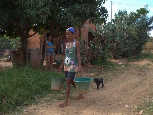 Para as tarefas cotidianas, Maria Elza busca água em um reservatório na casa da filha no bairro Jardim Brejo das Almas. (Foto: Alexandre Fonseca/ G1)