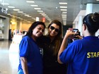 Preta Gil tira foto com fãs em aeroporto